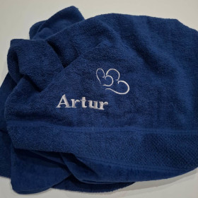 granatowy ręcznik na prezent z imieniem Artur
